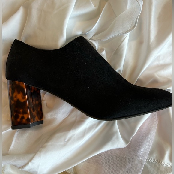 NWOT Donald Pliner Cassa Bootie. Beautiful Suede shoe with tortoise shell heel. - Picture 2 of 8